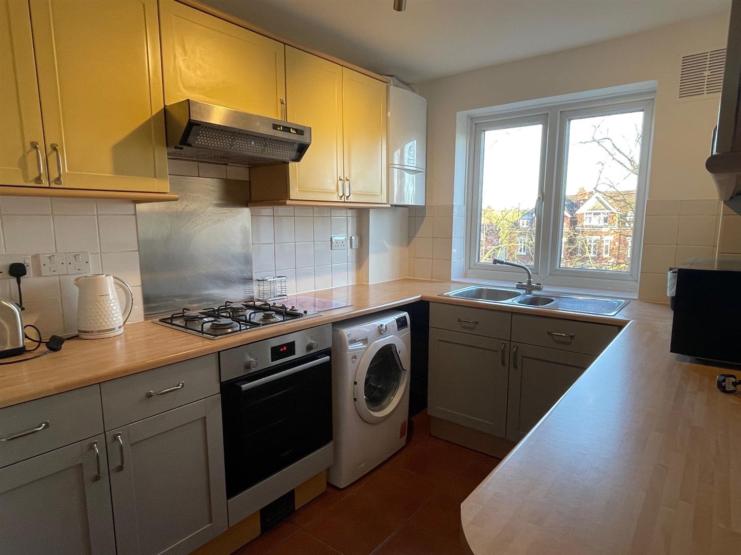 2 bed property in Great North Road, London